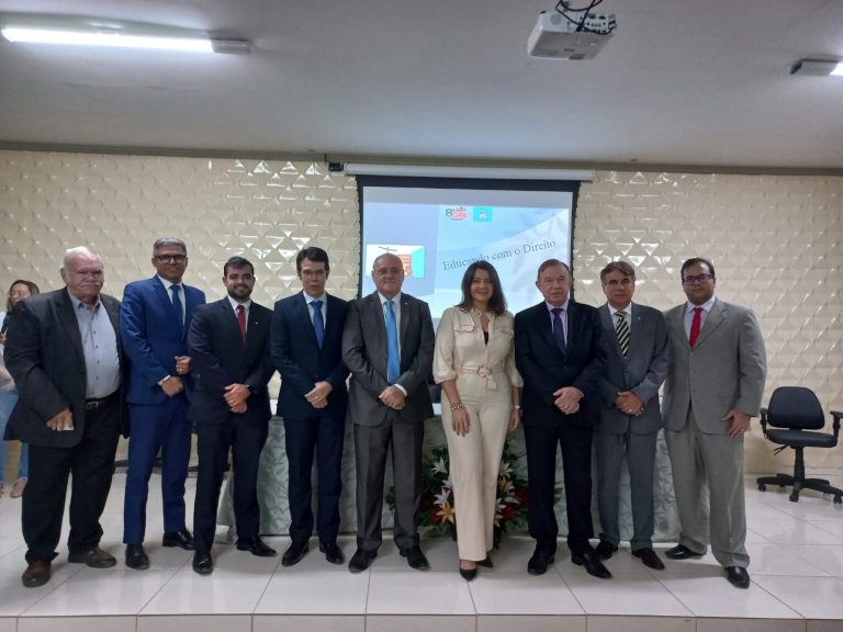 Leia mais sobre o artigo Presidente da Câmara Dr Gentil Barreto participou do 1º encontro do Projeto ‘Educando com o Direito’ e fez a doação de um exemplar de uma Constituição Federal sorteado à uma aluna