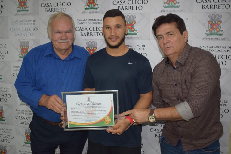 Leia mais sobre o artigo Câmara Municipal de Catolé do Rocha prestou homenagem a profissionais da Educação Física com entrega de Moção de Aplauso