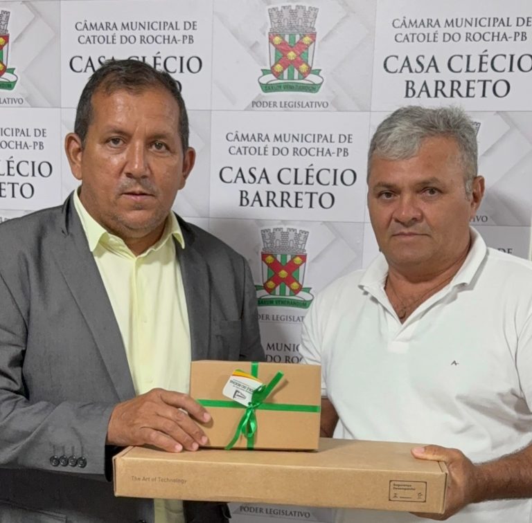 Leia mais sobre o artigo Presidente Cleverlando Barreto entrega notebooks a vereadores para agilizar e modernizar o trabalho do poder Legislativo Municipal de Catolé do Rocha