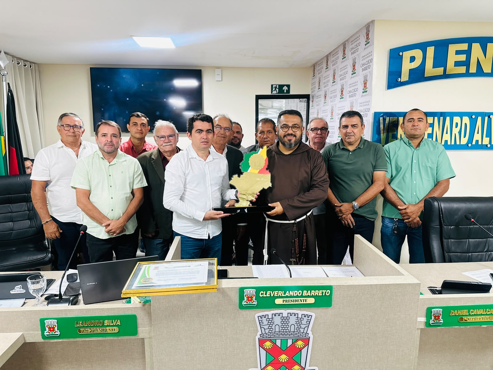 Leia mais sobre o artigo Câmara de Catolé do Rocha entrega Comenda Clécio Barreto e Votos de Aplausos a Frei José Mário, , por propositura do vereador Daniel Cavalcante